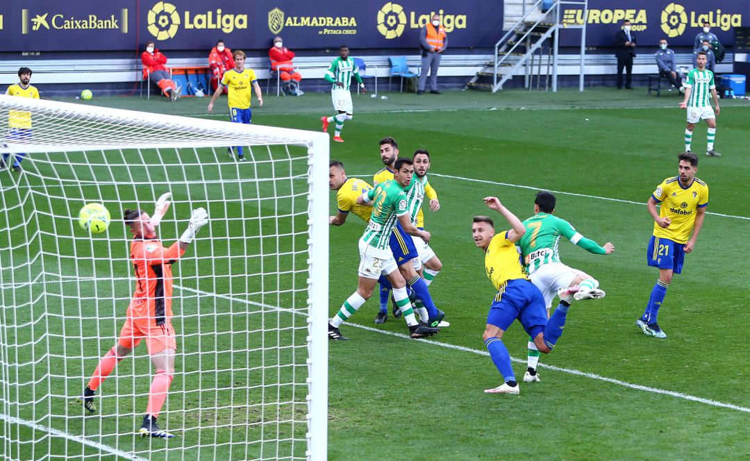 CADIZ, SPAIN - FEBRUARY 28: Juanmi of Real Betis scores their side's first goal past Jeremias Ledesma of Cadiz CF during the La Liga Santander match between Cadiz CF and Real Betis at Estadio Ramon de Carranza on February 28, 2021 in Cadiz, Spain. Sporting stadiums around Spain remain under strict restrictions due to the Coronavirus Pandemic as Government social distancing laws prohibit fans inside venues resulting in games being played behind closed doors. (Photo by Fran Santiago Getty Images) CADIZ, SPAIN - FEBRUARY 28: Juanmi of Real Betis scores their side's first goal past Jeremias Ledesma of Cadiz CF during the La Liga Santander match between Cadiz CF and Real Betis at Estadio Ramon de Carranza on February 28, 2021 in Cadiz, Spain. Sporting stadiums around Spain remain under strict restrictions due to the Coronavirus Pandemic as Government social distancing laws prohibit fans inside venues resulting in games being played behind closed doors. (Photo by Fran Santiago Getty Images)