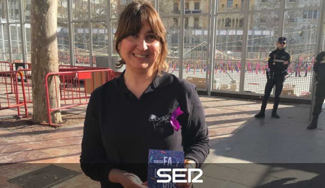 María José Lora, en uno de sus últimos disparos de mascletà en la plaza del Ayuntamiento María José Lora, en uno de sus últimos disparos de mascletà en la plaza del Ayuntamiento