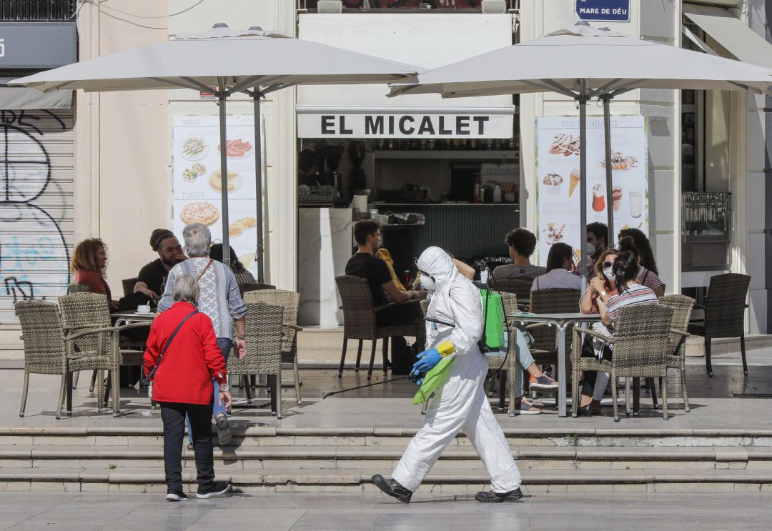 Varias personas disfrutan en la terraza de un bar en una imagen de arcivo. Varias personas disfrutan en la terraza de un bar en una imagen de arcivo.
