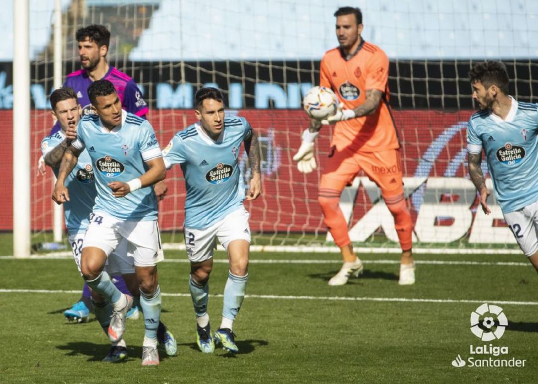 Los jugadores del Celta felicitan a Jeison Murillo tras marcar el gol de empate ante el Valladolid. Los jugadores del Celta felicitan a Jeison Murillo tras marcar el gol de empate ante el Valladolid.