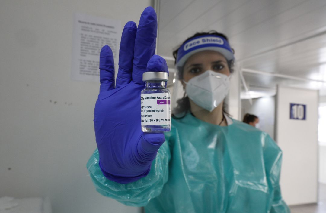 Una sanitaria en Mallorca con un vial de AstraZeneca. Una sanitaria en Mallorca con un vial de AstraZeneca.