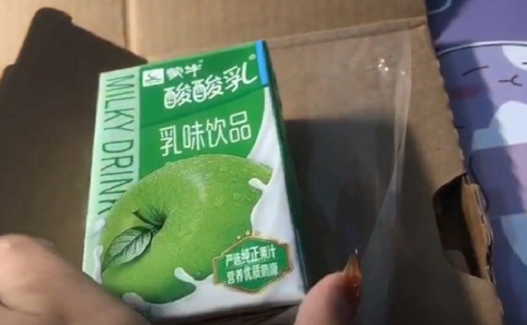 La mujer ha recibido un yogur de manzana. La mujer ha recibido un yogur de manzana.