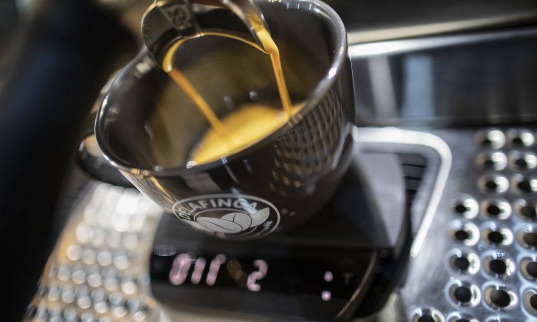 Camarero preparando una taza de espresso en La Tostaduria coffee house el 4 de febrero de 2021 en Managua, Nicaragua. Camarero preparando una taza de espresso en La Tostaduria coffee house el 4 de febrero de 2021 en Managua, Nicaragua.