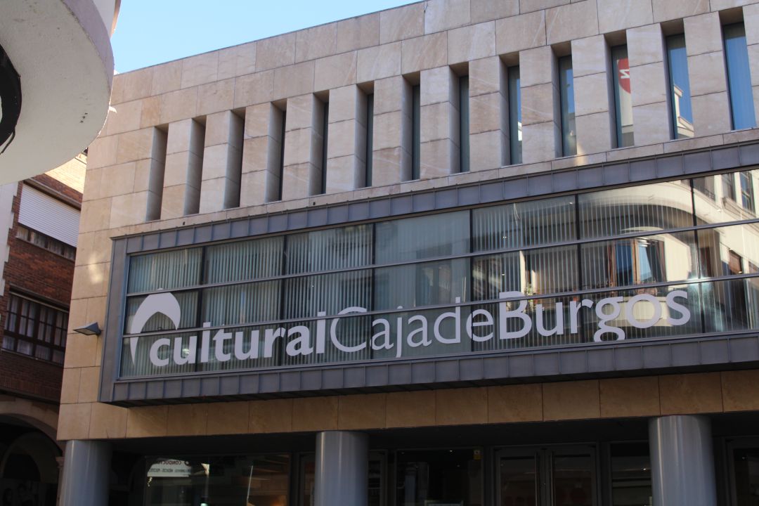 Fachada del Centro Cultural Caja de Burgos cuyo auditorio ha albergado desde hace más de una década las obras de la programación escénica municipal Fachada del Centro Cultural Caja de Burgos cuyo auditorio ha albergado desde hace más de una década las obras de la programación escénica municipal
