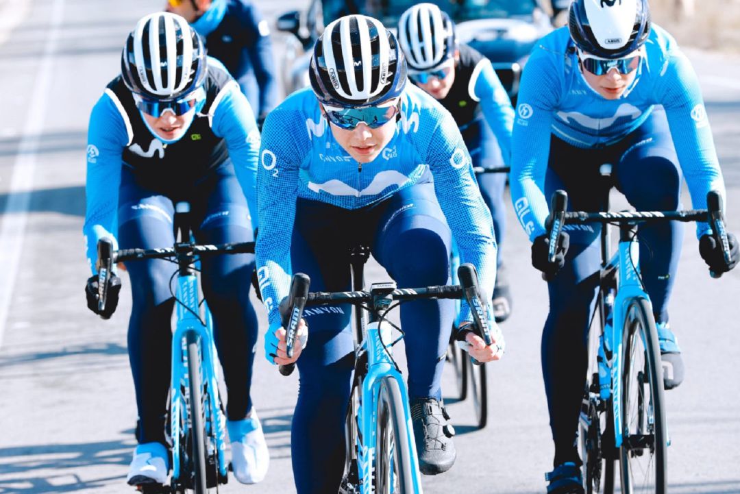 Sara Martín al frente del pelotón de Movistar Team durante una de las jornadas de entrenamiento este invierno. Sara Martín al frente del pelotón de Movistar Team durante una de las jornadas de entrenamiento este invierno.