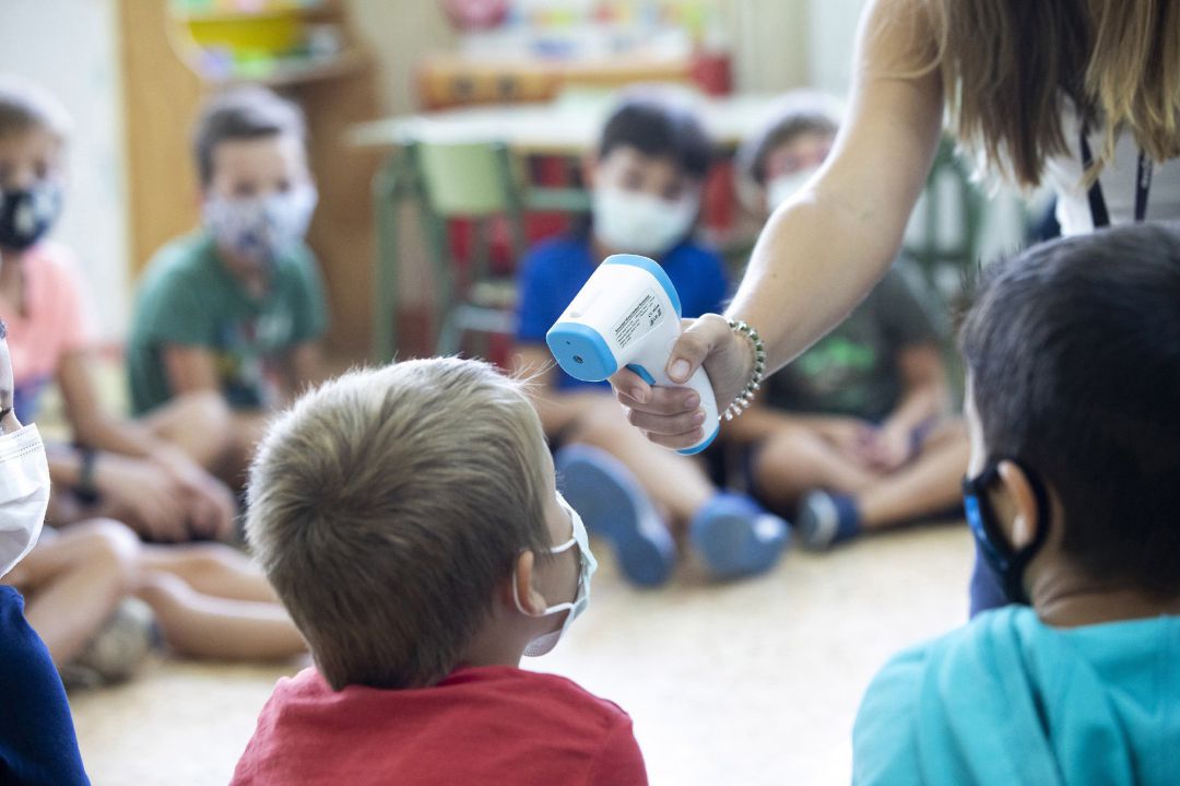 Toma de temperatura a los alumnos de un aula en Educación Primaria Toma de temperatura a los alumnos de un aula en Educación Primaria