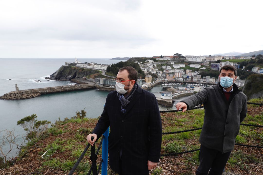El Presidente del Principado disfrutando, desde un mirador, de las vistas de la villa luarquesa junto al Alcalde del concejo, Óscar Pérez El Presidente del Principado disfrutando, desde un mirador, de las vistas de la villa luarquesa junto al Alcalde del concejo, Óscar Pérez