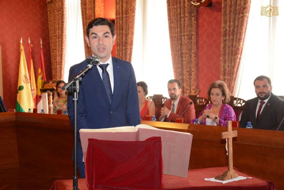 Sampedro tomando posesión de su cargo como concejal en junio de 2019, del que dimitió el pasado diciembre Sampedro tomando posesión de su cargo como concejal en junio de 2019, del que dimitió el pasado diciembre