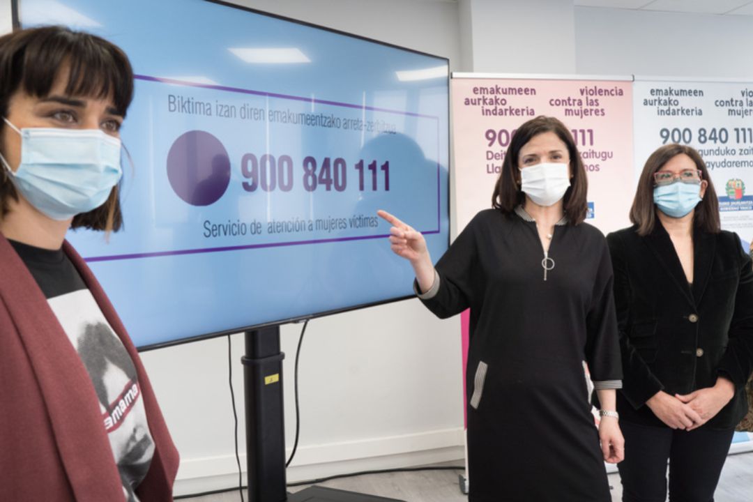 Oiane Zarate, coordinadora del servicio Satevi, Beatriz Artolazabal, consejera de Igualdad, e Izaskun Landaida, directora de Emakunde, en la presentación del balance de servicio de atención telefónica a mujeres víctimas de violencia Oiane Zarate, coordinadora del servicio Satevi, Beatriz Artolazabal, consejera de Igualdad, e Izaskun Landaida, directora de Emakunde, en la presentación del balance de servicio de atención telefónica a mujeres víctimas de violencia