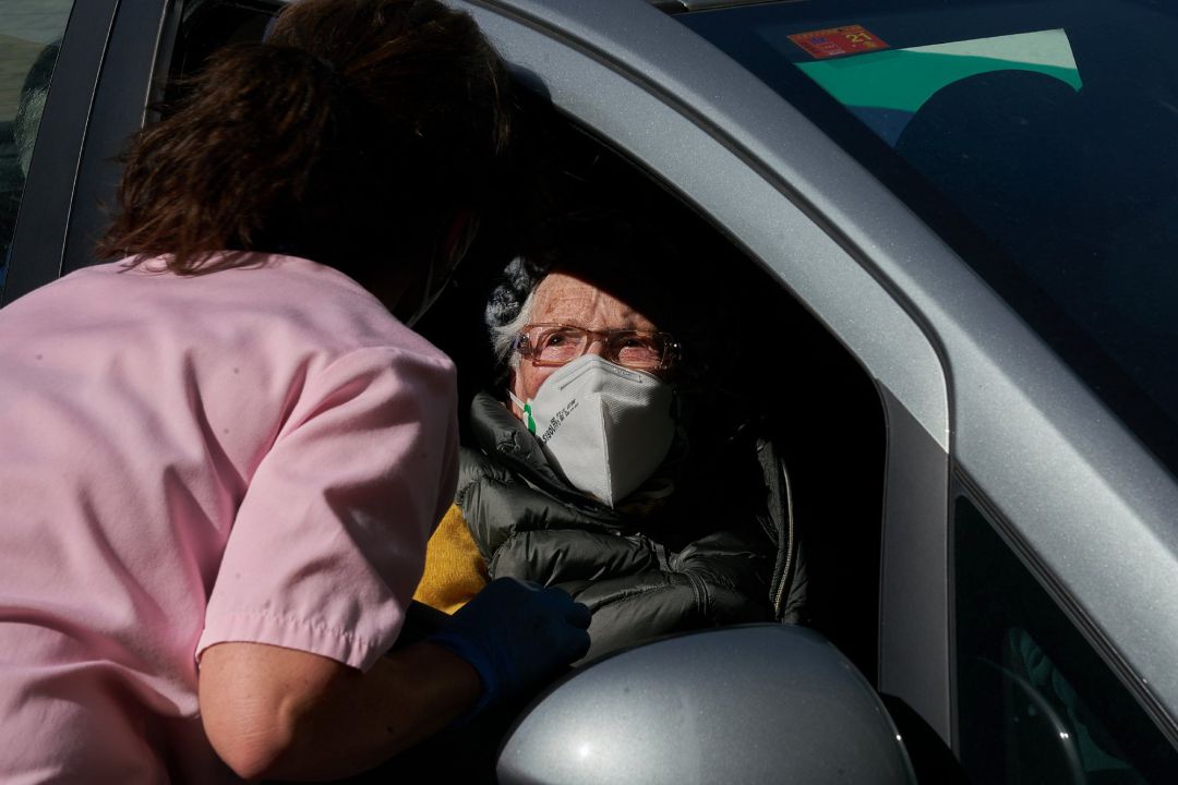 Un centenaria es atendida para ser vacunada contra el Covid-19 desde su coche Un centenaria es atendida para ser vacunada contra el Covid-19 desde su coche