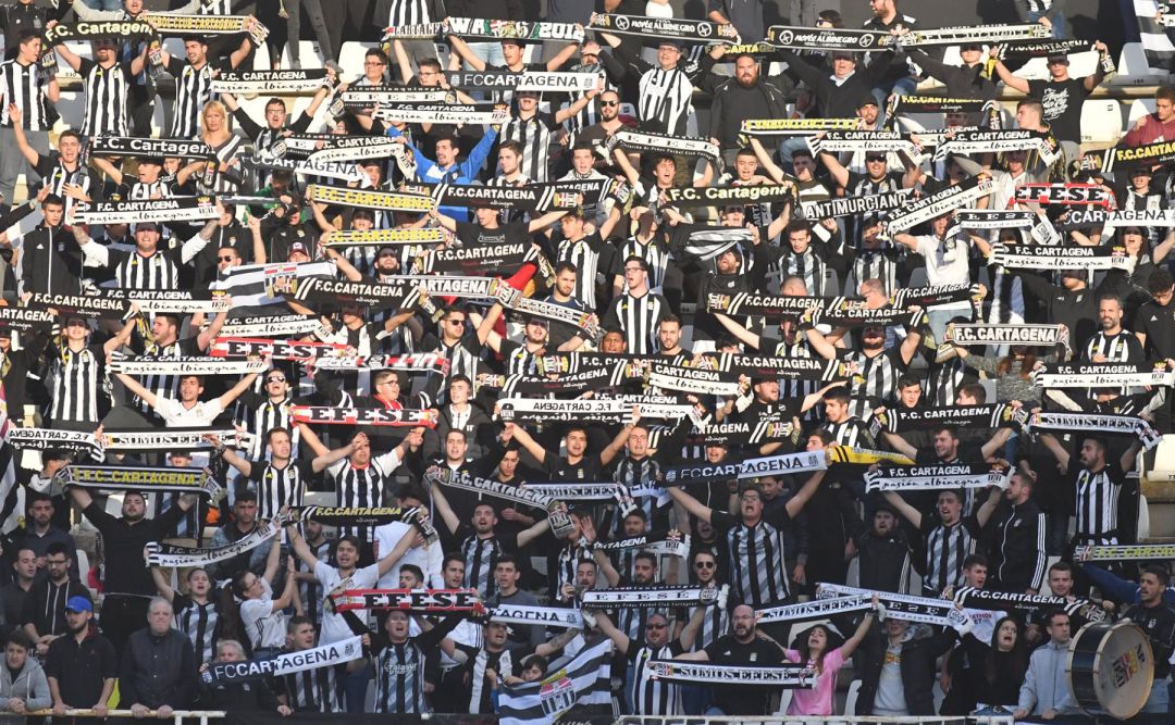 Bufandeo de la afición albinegra en su último partido en casa Bufandeo de la afición albinegra en su último partido en casa