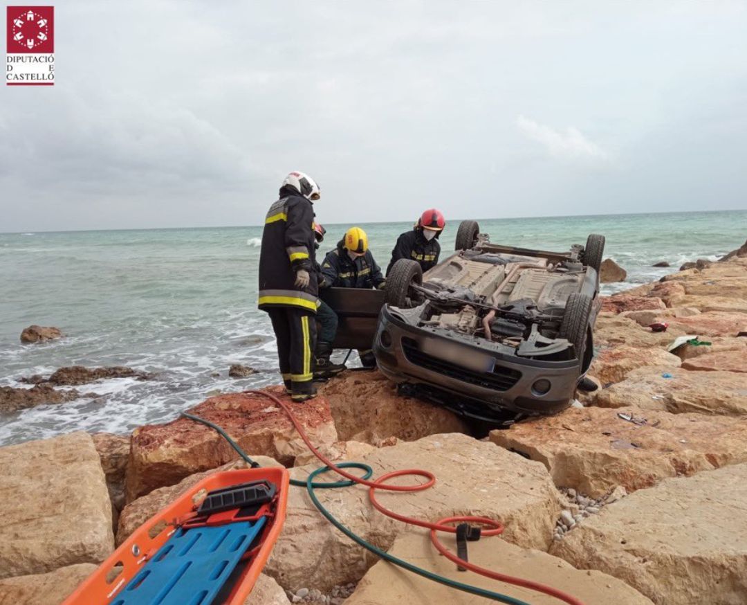 Fallece un hombre tras sufrir un accidente con su vehículo y caer por un acantilado en Vinaròs Fallece un hombre tras sufrir un accidente con su vehículo y caer por un acantilado en Vinaròs