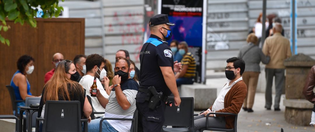 Policía frente a una terraza Policía frente a una terraza