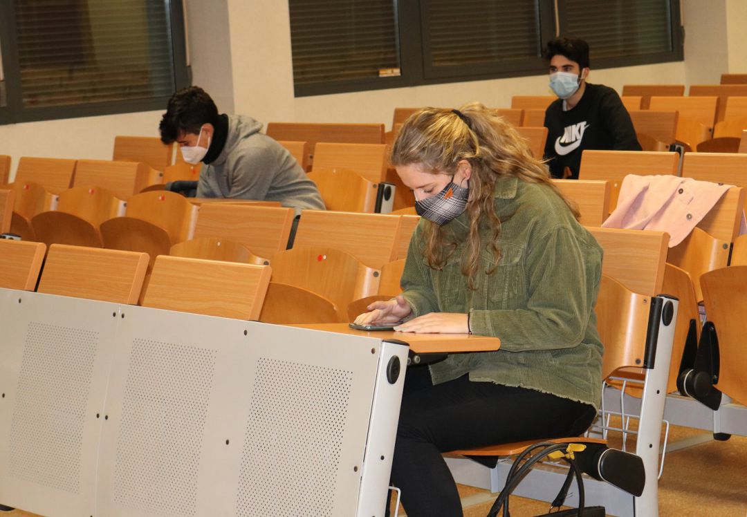 Varios alumnos vuelven a las aulas tras el retorno de la docencia dual en la UMH Varios alumnos vuelven a las aulas tras el retorno de la docencia dual en la UMH