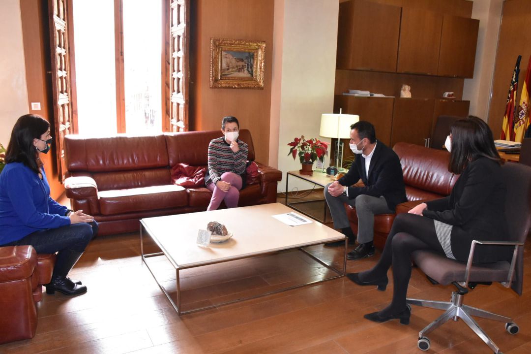 Un momento de la reunión de Toñi Serna con carlos González y las concejalas de Elche, Marga Antón y Mariola Galiana Un momento de la reunión de Toñi Serna con carlos González y las concejalas de Elche, Marga Antón y Mariola Galiana