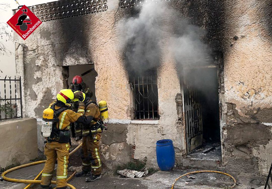 Incendio en una vivienda en el Alto de San Miguel en Elda Incendio en una vivienda en el Alto de San Miguel en Elda