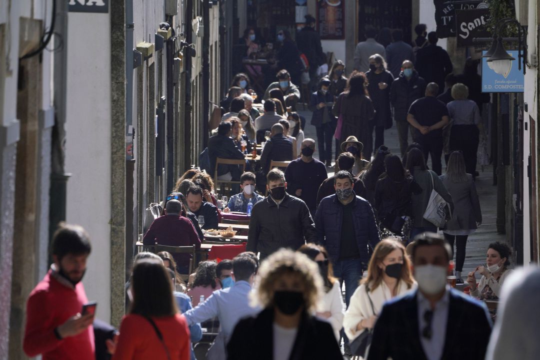 Terrazas de restaurantes llenas de gente durante el segundo día de la apertura parcial de la hostelería en Santiago de Compostela, A Coruña. Terrazas de restaurantes llenas de gente durante el segundo día de la apertura parcial de la hostelería en Santiago de Compostela, A Coruña.