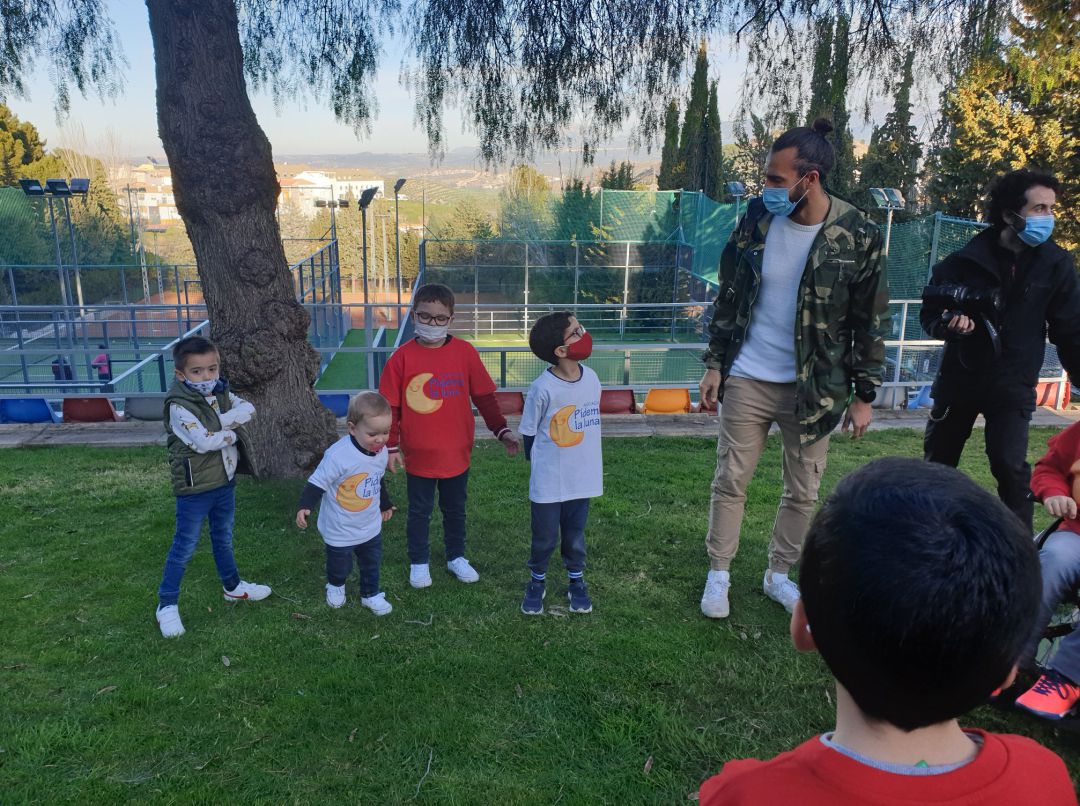 José Miguel Echevarría, artífice de "Ubuntu", junto a niños de la provincia de Jaén. José Miguel Echevarría, artífice de "Ubuntu", junto a niños de la provincia de Jaén.