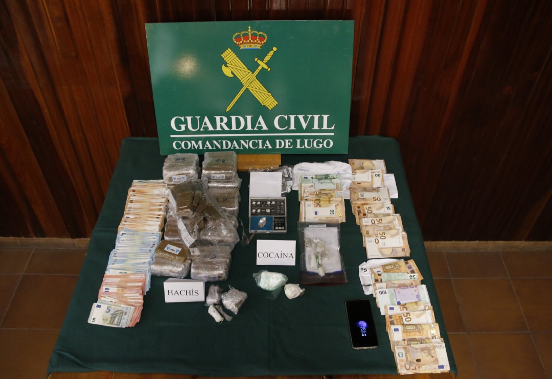 Efectos intervenidos en una operación de la Guardia Civil que ha desarticulado una red de tráfico de drogas en A Mariña lucense. Efectos intervenidos en una operación de la Guardia Civil que ha desarticulado una red de tráfico de drogas en A Mariña lucense.