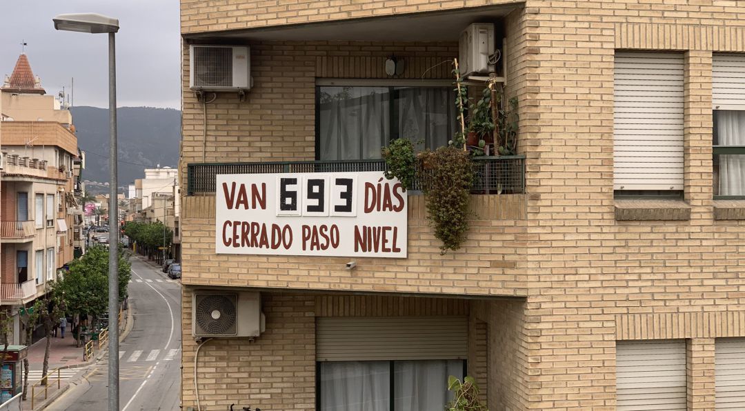 El consejero ha publicado en sus redes sociales el cartel en el que los vecinos de las vías informan de los días que lleva cerrado el paso a nivel de Santiago el Mayor El consejero ha publicado en sus redes sociales el cartel en el que los vecinos de las vías informan de los días que lleva cerrado el paso a nivel de Santiago el Mayor