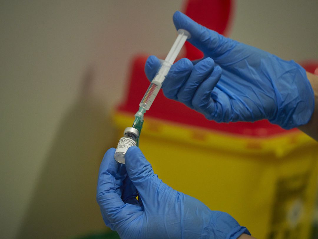 Una trabajadora sanitaria manipula el material necesario para administrar la vacuna contra la COVID-19 en un espacio de Refena, en Pamplona Una trabajadora sanitaria manipula el material necesario para administrar la vacuna contra la COVID-19 en un espacio de Refena, en Pamplona
