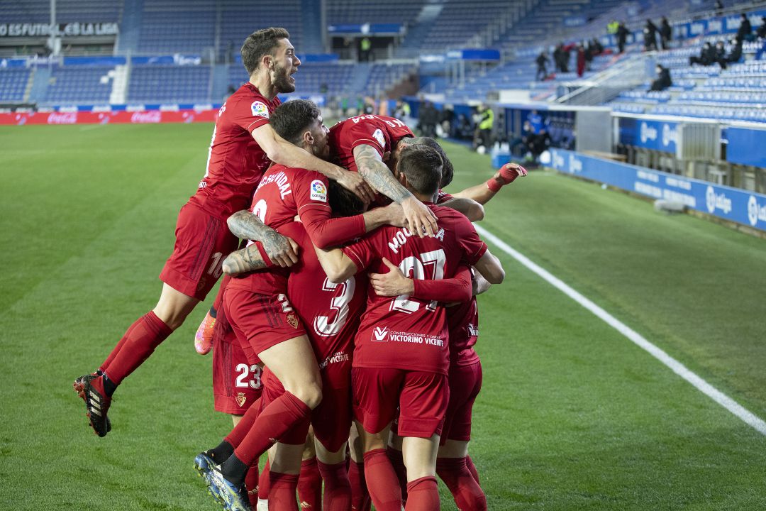 La piña de Osasuna celebrando el gol de Barja para la victoria en Mendizorroza que encarrila la permanencia rojilla La piña de Osasuna celebrando el gol de Barja para la victoria en Mendizorroza que encarrila la permanencia rojilla