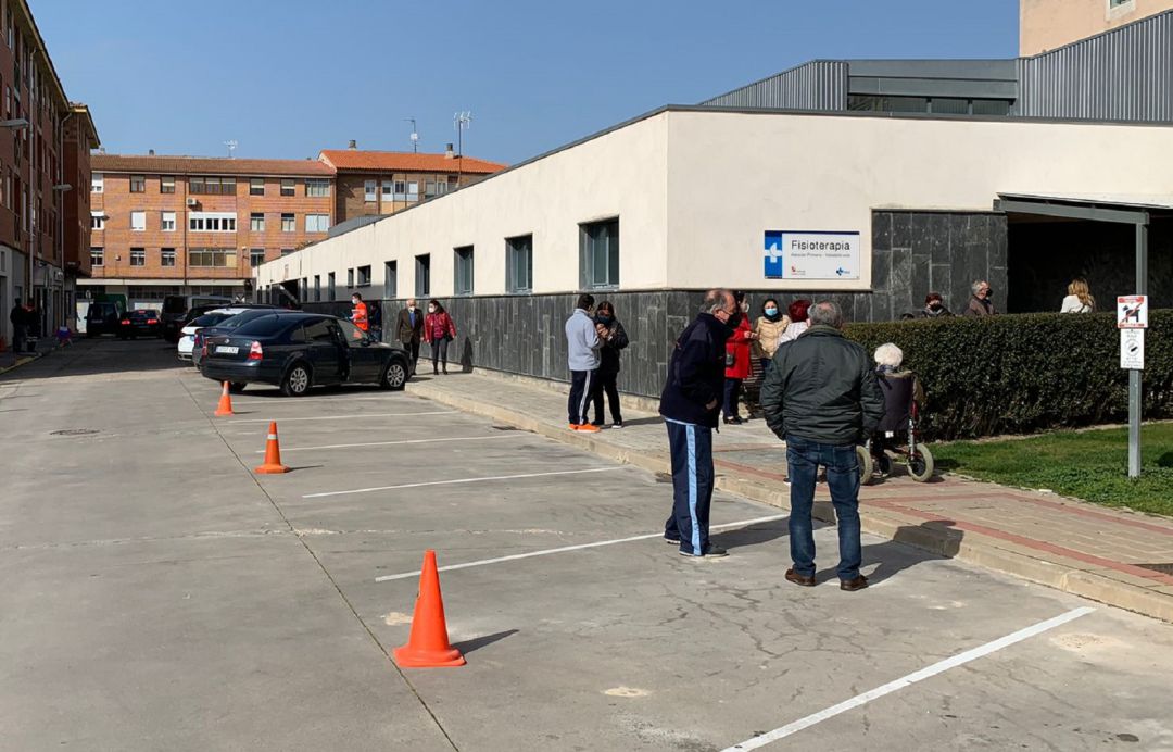 Los pacientes ha esperado su turno de manera cívica en el exterior del centro de salud de Peñafiel. Los pacientes ha esperado su turno de manera cívica en el exterior del centro de salud de Peñafiel.