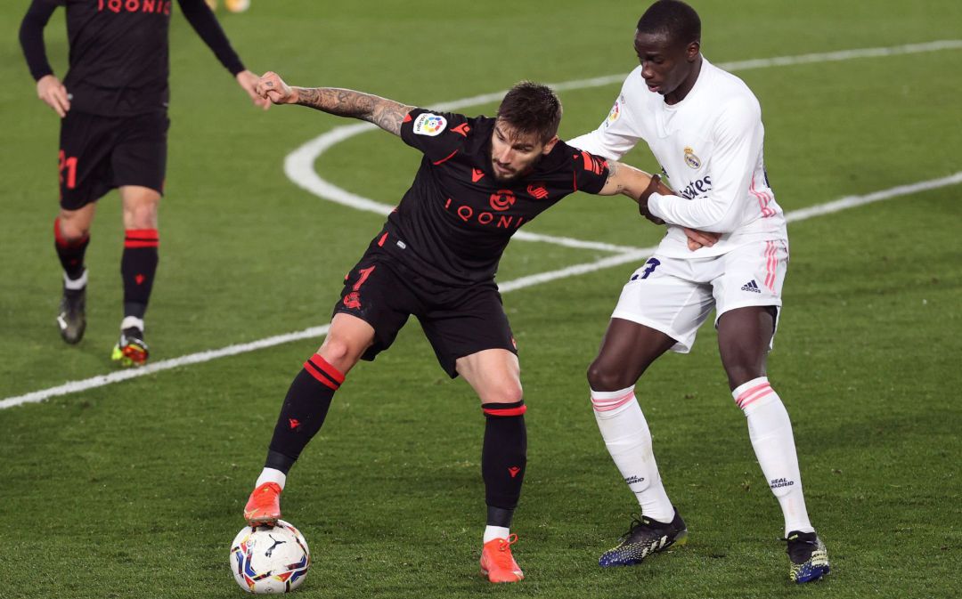 Portu, autor del gol txuri-urdin, protege el balón ante la presión de Mendy Portu, autor del gol txuri-urdin, protege el balón ante la presión de Mendy