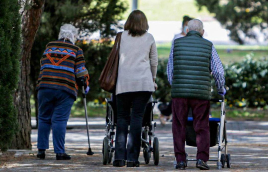 Gipuzkoa permitirá al menos cuatro salidas y dos visitas a la semana en las residencias. Gipuzkoa permitirá al menos cuatro salidas y dos visitas a la semana en las residencias.