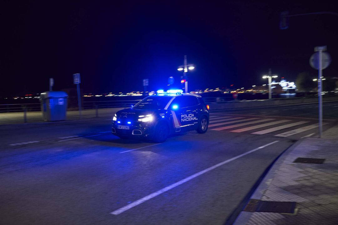 Archivo - Un coche de Policía Nacional circula por el Paseo Pereda minutos antes de la segunda noche de toque de queda Archivo - Un coche de Policía Nacional circula por el Paseo Pereda minutos antes de la segunda noche de toque de queda