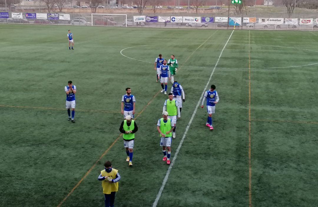 Los jugadores del Manchego se retiran del Ciudad Sur al finalizar el partido Los jugadores del Manchego se retiran del Ciudad Sur al finalizar el partido