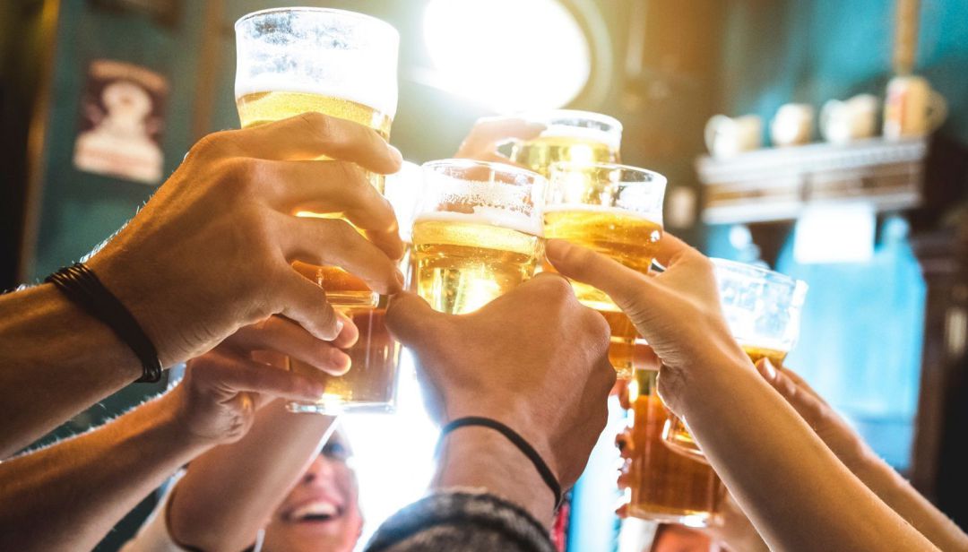 Imagen de archivo de un brindis en un pub Imagen de archivo de un brindis en un pub