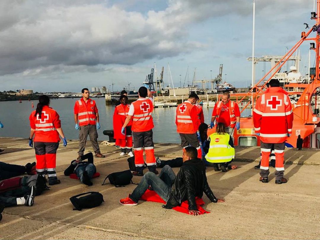 Imagen de archivo de Cruz Roja atendiendo a migrantes llegados a Arrecife. Imagen de archivo de Cruz Roja atendiendo a migrantes llegados a Arrecife.
