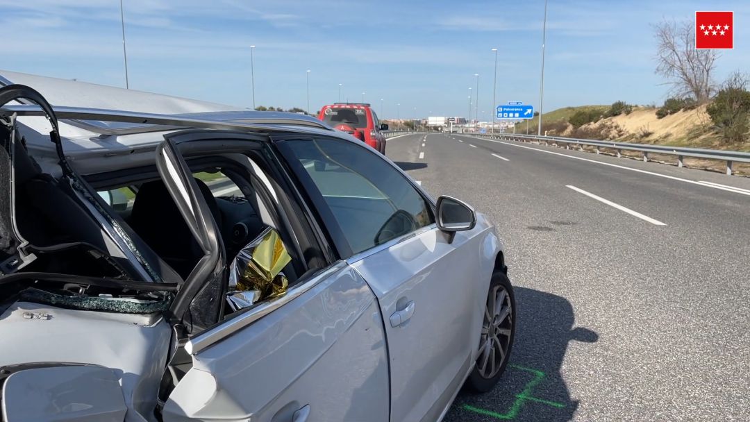 Así quedó el coche tras ser golpeado por detrás por otro turismo cuando el primero se paró en medio de la carretera al quedarse sin gasolina. Así quedó el coche tras ser golpeado por detrás por otro turismo cuando el primero se paró en medio de la carretera al quedarse sin gasolina.