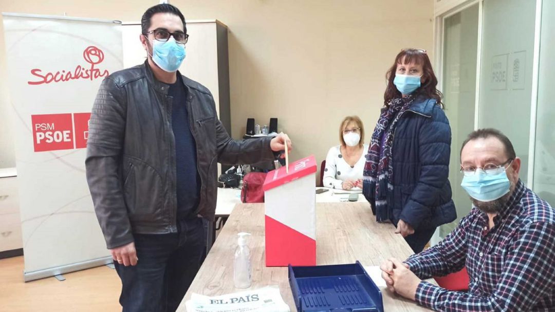 Diego Ortiz (i), alcalde de Pinto y Secretario General del PSOE en la localidad, durante la votación entre la militancia socialista de este domingo. Diego Ortiz (i), alcalde de Pinto y Secretario General del PSOE en la localidad, durante la votación entre la militancia socialista de este domingo.