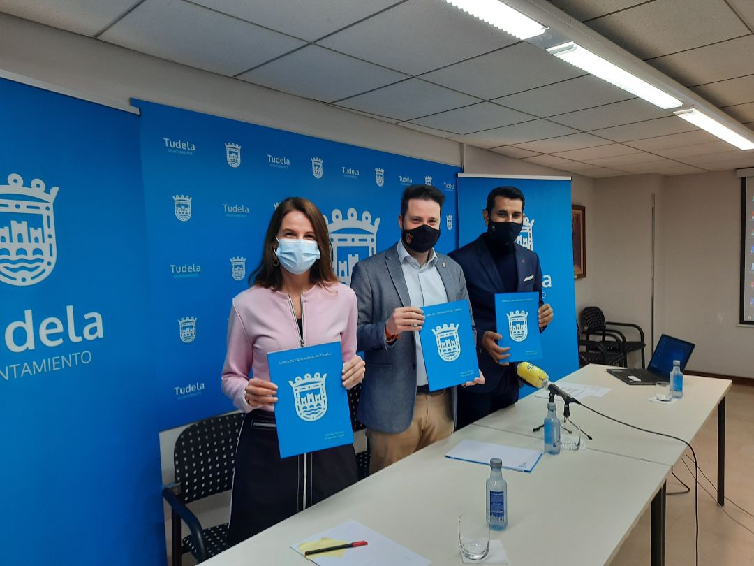 El alcade de Tudela, Aljandro Toquero, en el centro, con los concejales Irene Royo y Carlos Aguado El alcade de Tudela, Aljandro Toquero, en el centro, con los concejales Irene Royo y Carlos Aguado