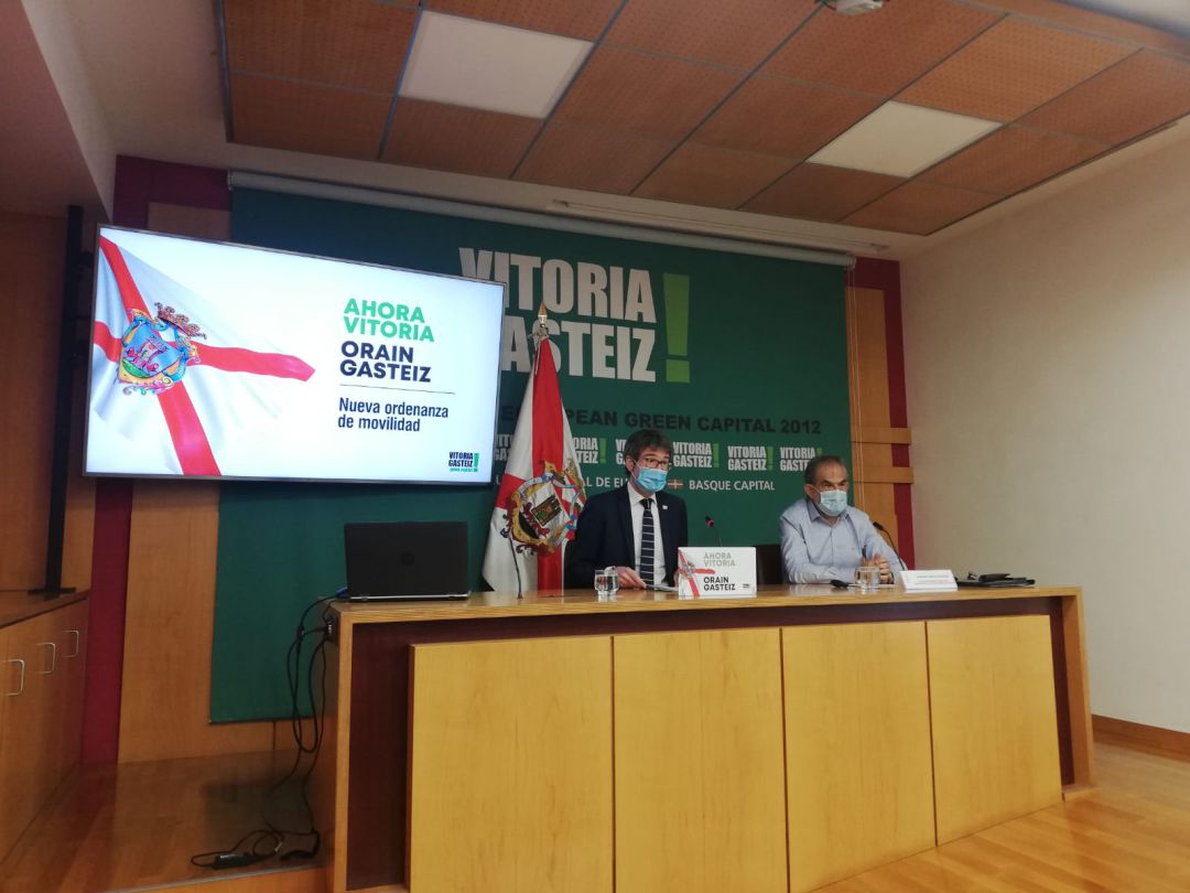 El alcalde Urtaran y el concejal de Movilidad, durante la presentación del borrador de la ordenanza de movilidad El alcalde Urtaran y el concejal de Movilidad, durante la presentación del borrador de la ordenanza de movilidad