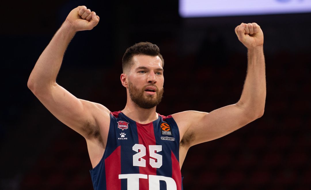 Alec Peters celebra la victoria. Alec Peters celebra la victoria.