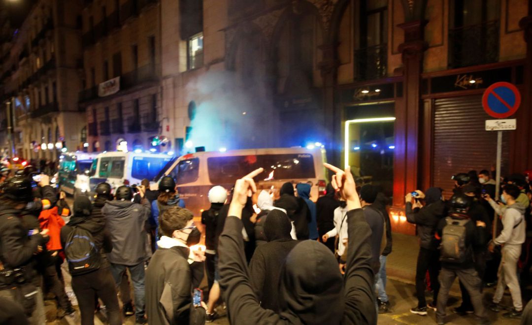 Los manifestantes atacan la comisaría de La Rambla con cócteles molotov durante la marcha para pedir la libertad de Pablo Hasel, Los manifestantes atacan la comisaría de La Rambla con cócteles molotov durante la marcha para pedir la libertad de Pablo Hasel,