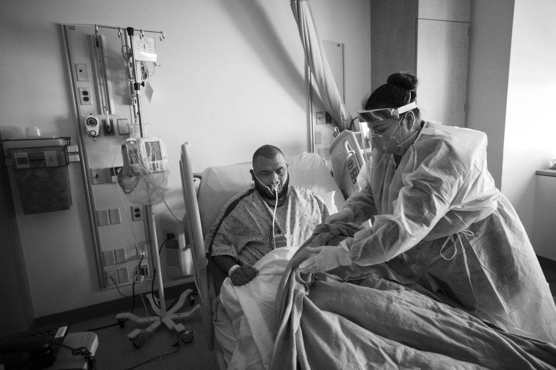 Stephanie Reyes ayuda al paciente Oscar Silva Rodríguez en un hospital del sur de Los Ángeles, en abril de 2020. Stephanie Reyes ayuda al paciente Oscar Silva Rodríguez en un hospital del sur de Los Ángeles, en abril de 2020.