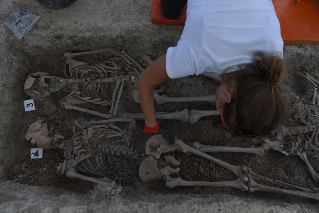 Un voluntario de la asociación 'Aranzadi' en la foto buscando los restos de siete personas asesinadas por las fuerzas franquistas en 1936 y colocadas en una fosa común cerca del pequeño pueblo de Cobertelada, provincia de Soria. Un voluntario de la asociación 'Aranzadi' en la foto buscando los restos de siete personas asesinadas por las fuerzas franquistas en 1936 y colocadas en una fosa común cerca del pequeño pueblo de Cobertelada, provincia de Soria.