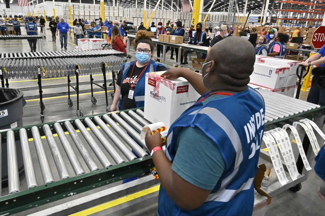 La primera caja contiene la vacuna COVID de Johnson & Johnson preparada para transportarse desde las instalaciones de McKesson en Shepherdsville, Kentucky.
La primera caja contiene la vacuna COVID de Johnson & Johnson preparada para transportarse desde las instalaciones de McKesson en Shepherdsville, Kentucky.