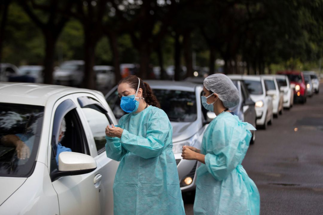 Personas hacen fila en vehículos para recibir la vacuna contra la COVID-19 en Brasilia (Brasil) Personas hacen fila en vehículos para recibir la vacuna contra la COVID-19 en Brasilia (Brasil)