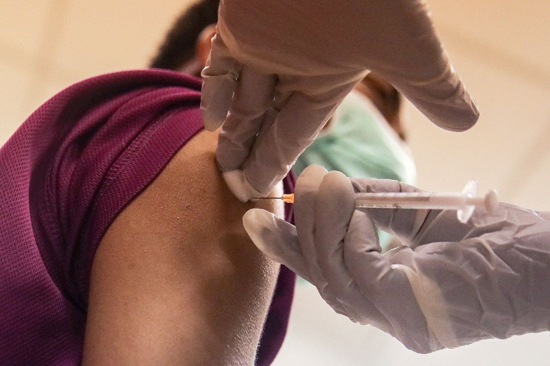 Una persona recibe una dosis de la vacuna de Pfizer-BioNTech Una persona recibe una dosis de la vacuna de Pfizer-BioNTech