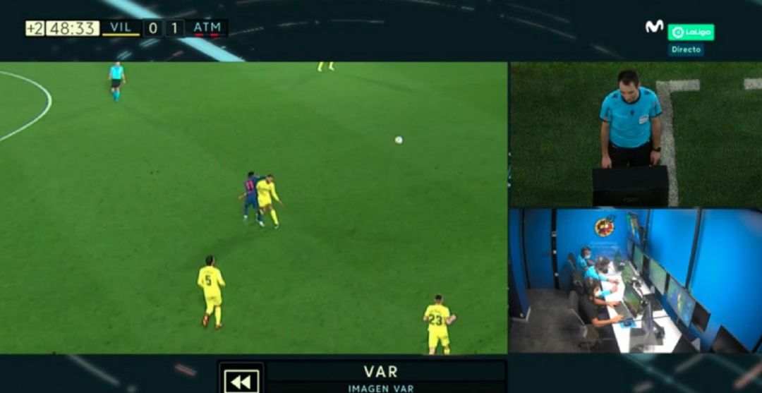 Momento en el que De Burgos Bengoetxea revisa la acción de Lemar en el Villarreal - Atlético Momento en el que De Burgos Bengoetxea revisa la acción de Lemar en el Villarreal - Atlético