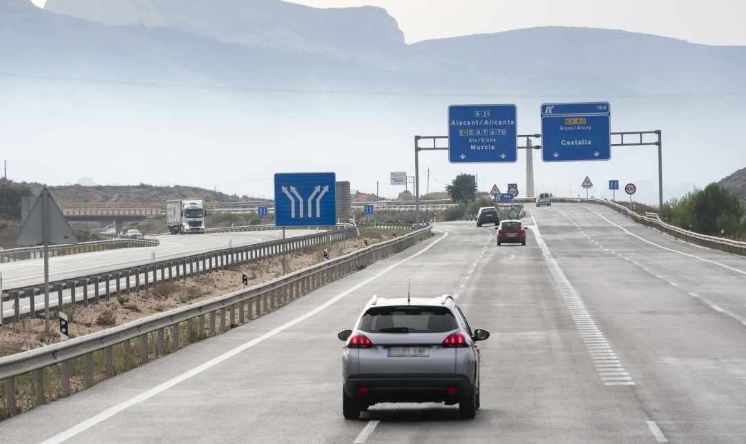 Varios coches en la carretera. Varios coches en la carretera.
