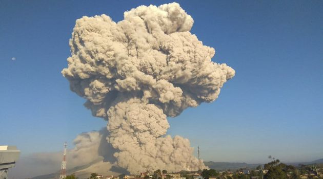 La Agencia Geológica Indonesia ha tomado esta espectacular fotografía del monte Sinabung durante una erupción este 2 de marzo. La Agencia Geológica Indonesia ha tomado esta espectacular fotografía del monte Sinabung durante una erupción este 2 de marzo.