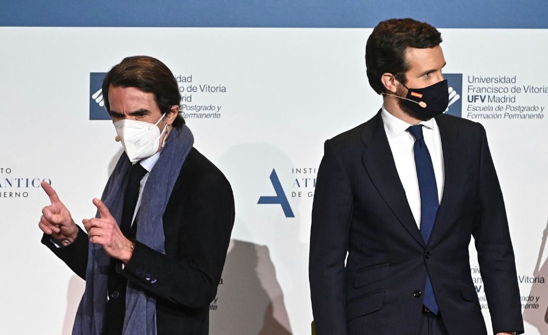 El expresidente del Gobierno José María Aznar (i) conversa con el presidente del PP, Pablo Casado, en el coloquio "España, Constitución y libertad. 1996-2004, un análisis", que organiza el Aula de Liderazgo IADG-UFV, en el Auditorio de la Universidad Francisco de Vitoria, en Madrid. El expresidente del Gobierno José María Aznar (i) conversa con el presidente del PP, Pablo Casado, en el coloquio "España, Constitución y libertad. 1996-2004, un análisis", que organiza el Aula de Liderazgo IADG-UFV, en el Auditorio de la Universidad Francisco de Vitoria, en Madrid.