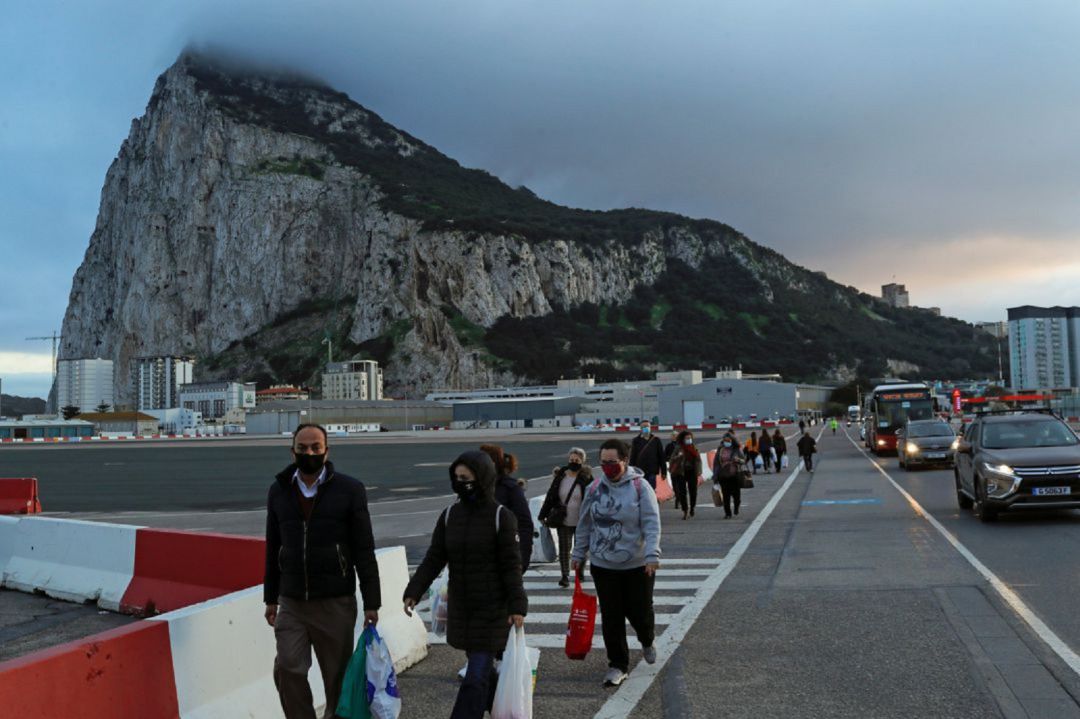 Cruce del aeropuerto de Gibraltar. Cruce del aeropuerto de Gibraltar.