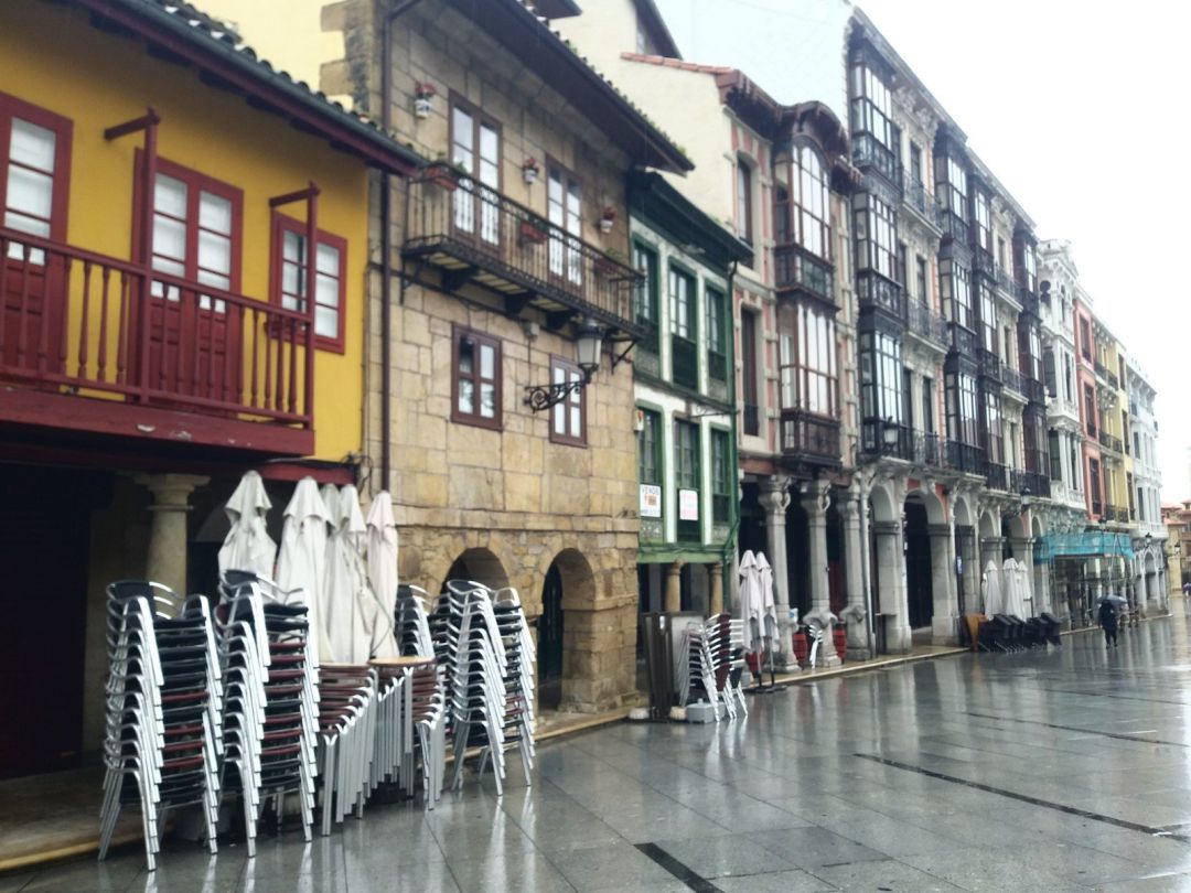 Bares cerrados y terrazas recogidas en las calles de Avilés Bares cerrados y terrazas recogidas en las calles de Avilés